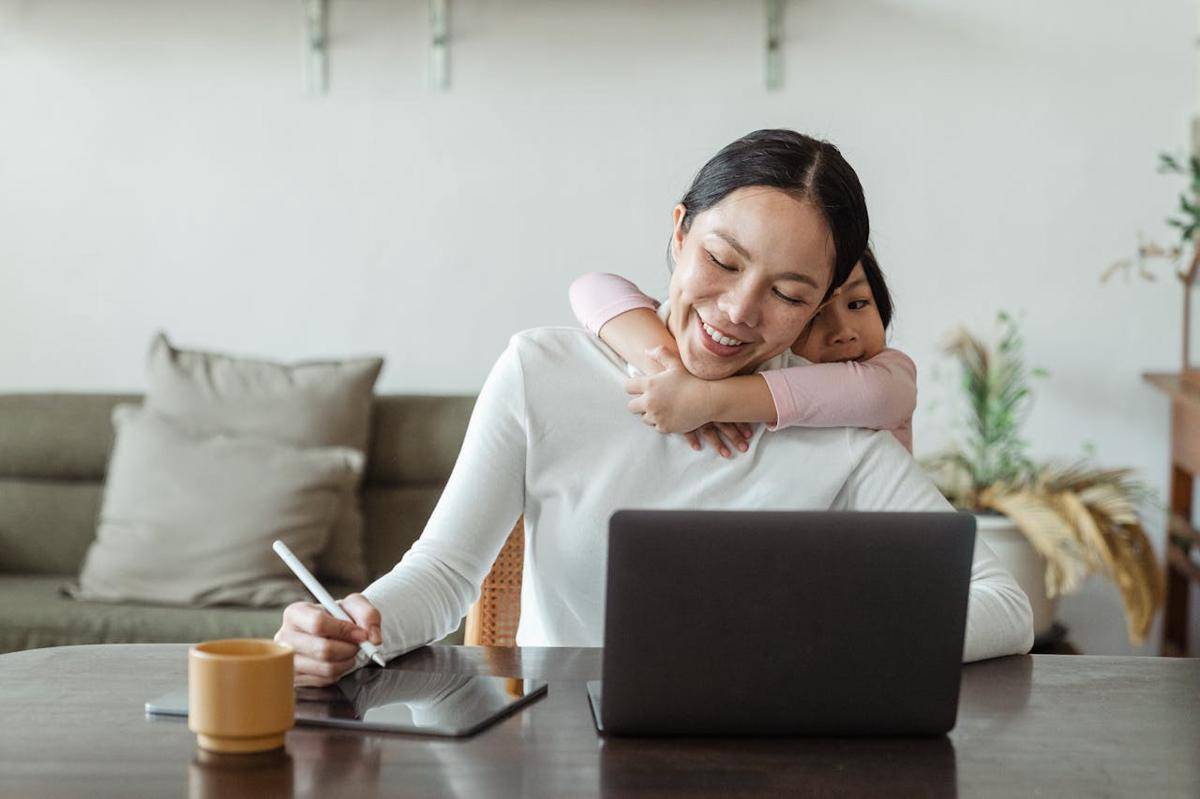 ilustrasi ide side hustle untuk ibu rumah tangga (pexels.com/Ketut Subiyanto)