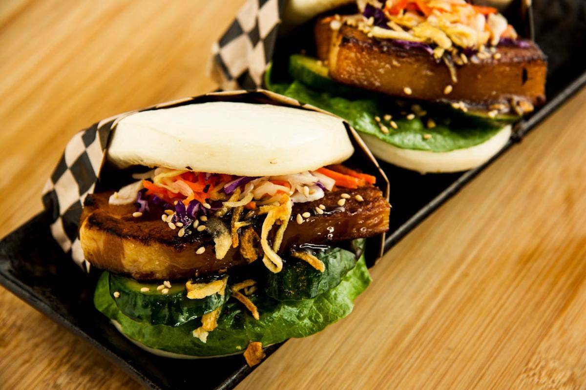 ilustrasi chicken teriyaki gua bao yang siap untuk disajikan 