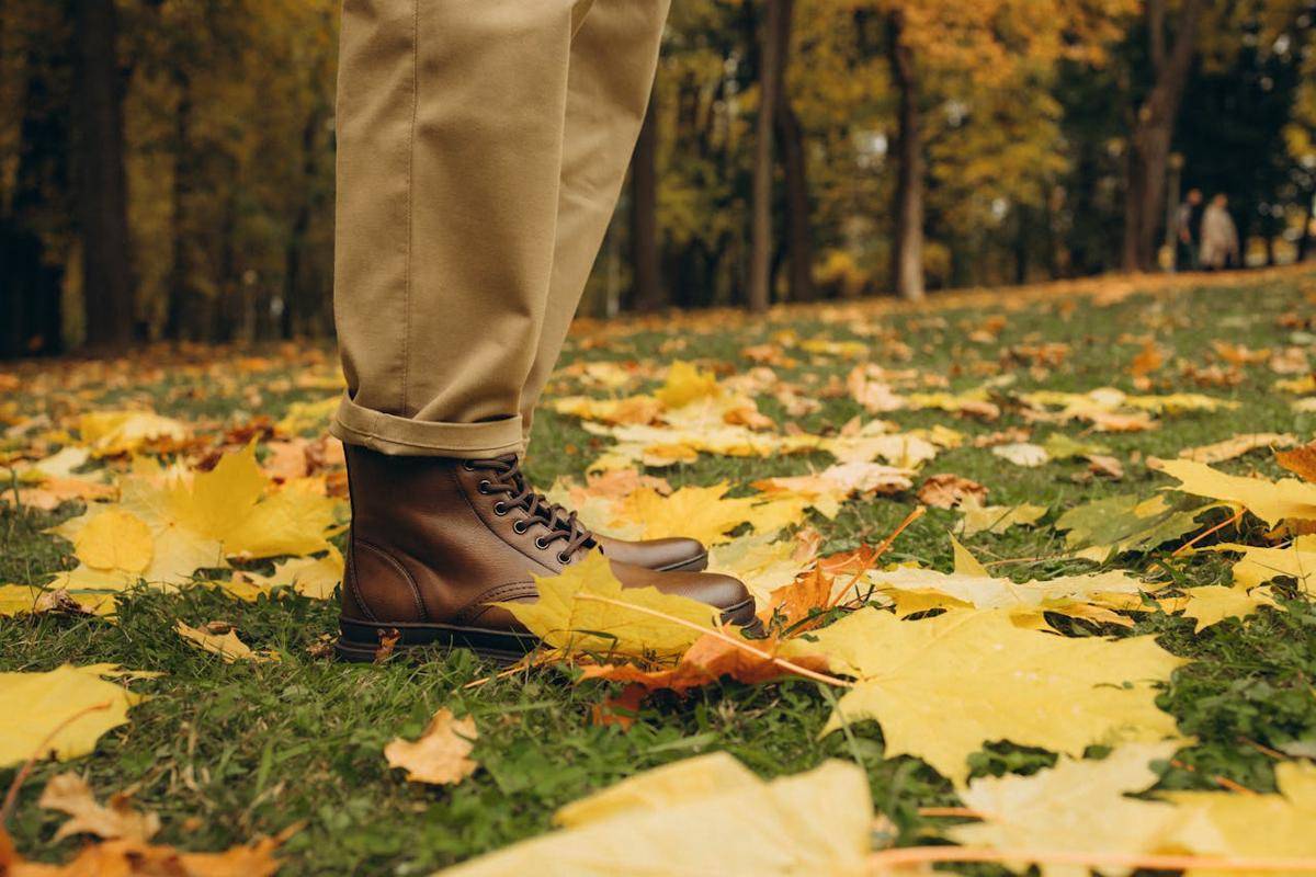 ilustrasi pria dengan celana chino dan sepatu loafers (pexels.com/Maksim Goncharenok)