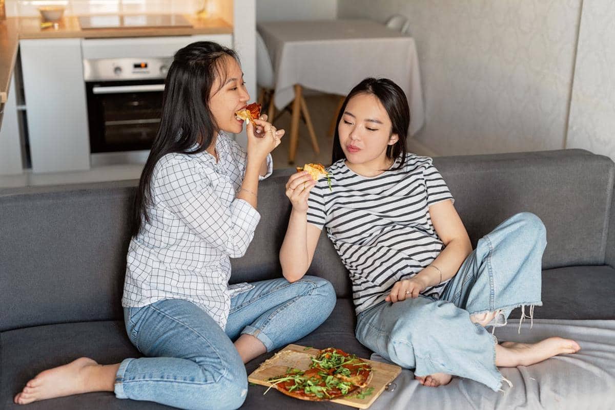 ilustrasi dua perempuan makan bersama