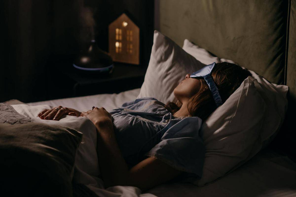 ilustrasi tidur saat hujan (pexels.com/Polina)