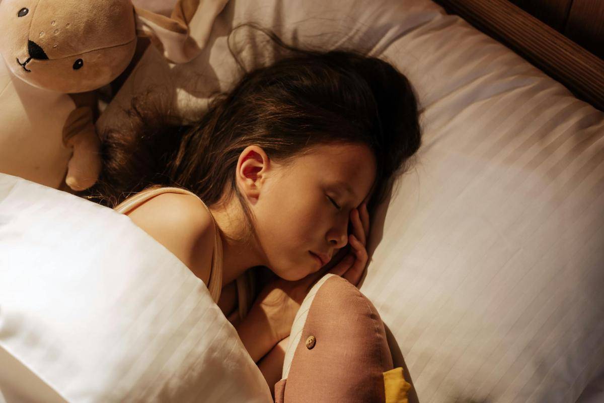ilustrasi tidur saat hujan (pexels.com/Ron Lach)