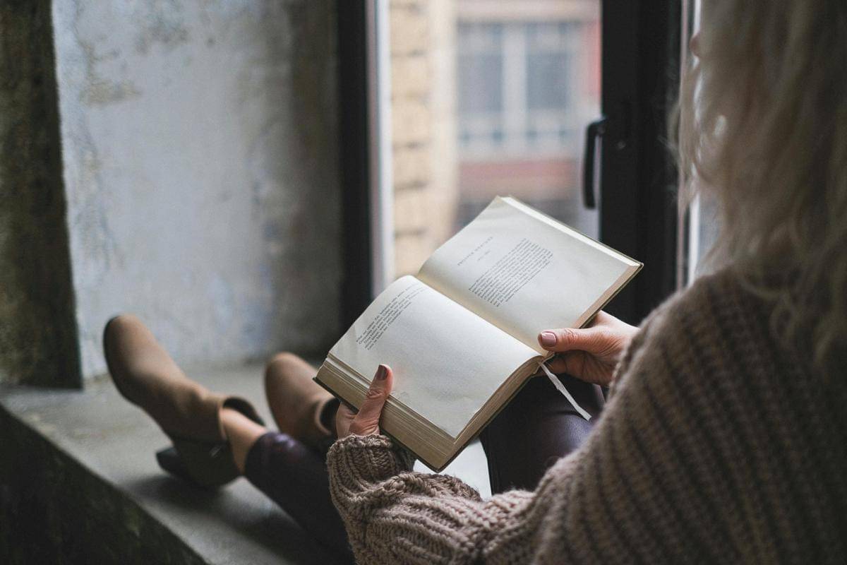 Seorang perempuan membaca buku.