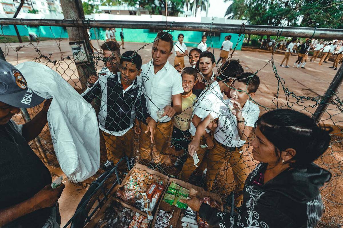 ilustrasi wisatawan sedang berbaur dengan warga lokal
