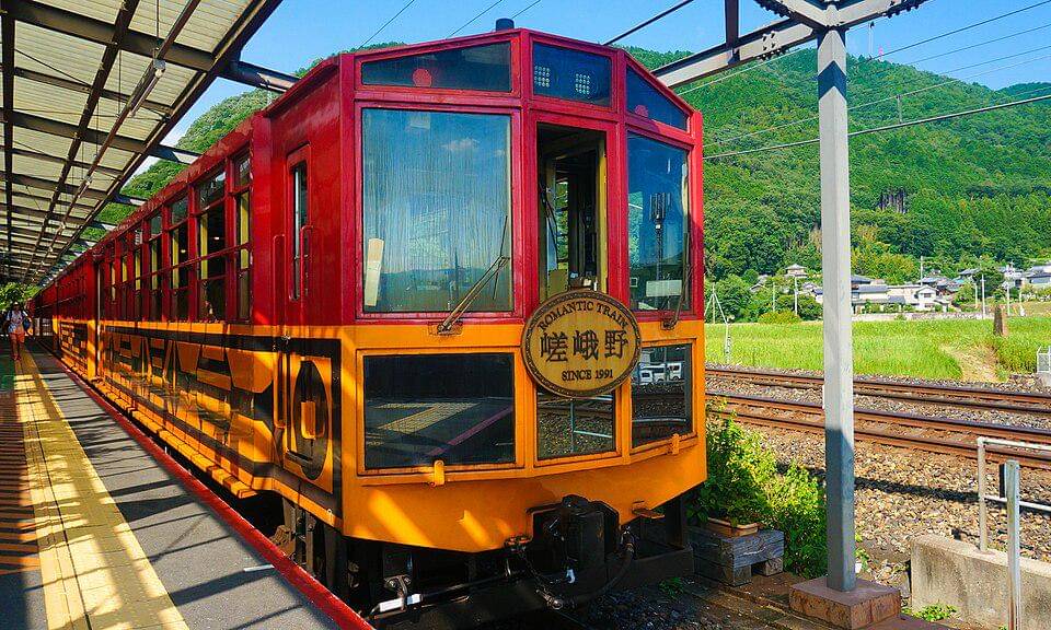 Sagano Romantic Train (commons.wikimedia.org/Streetdeck)