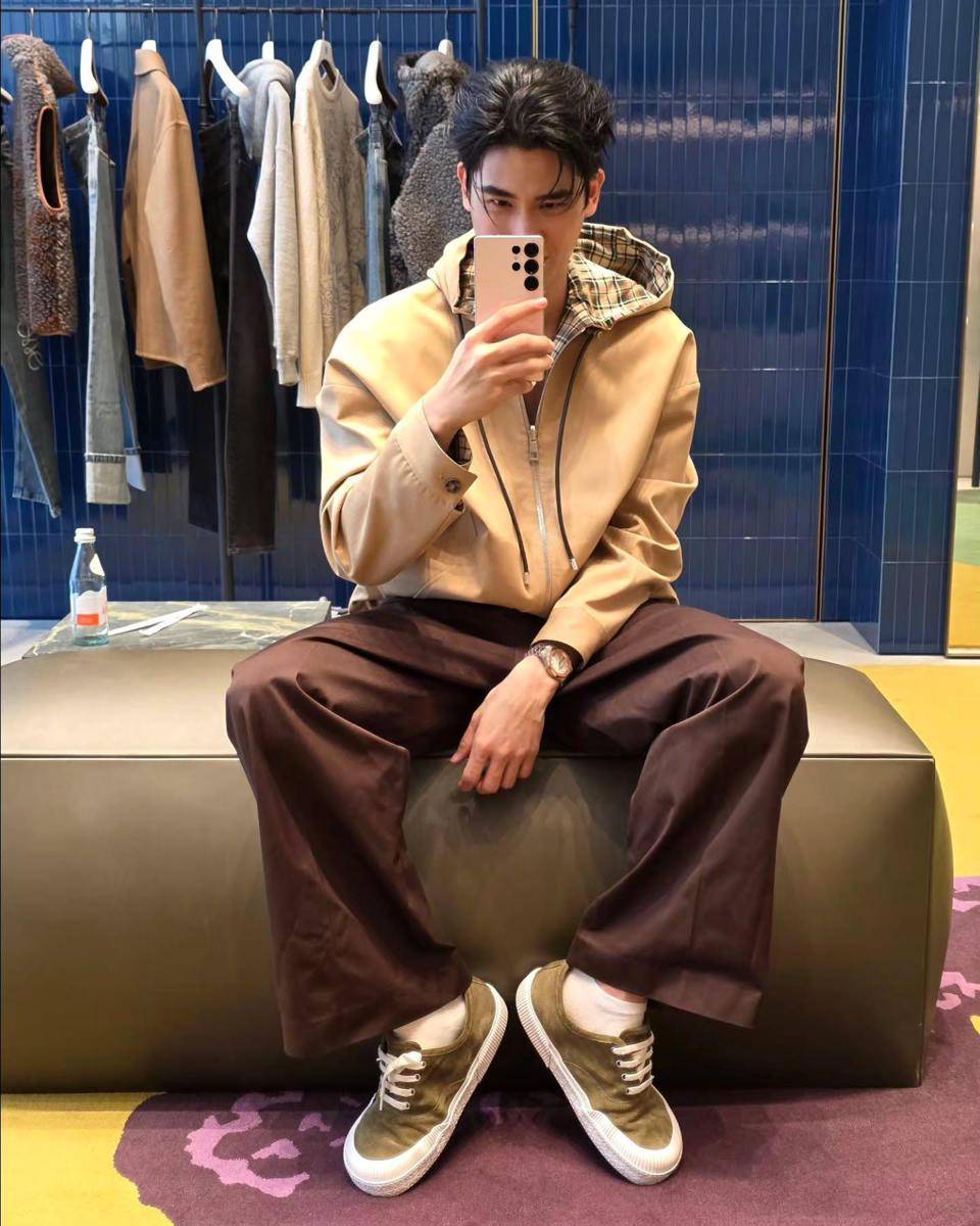 outfit Y2K style ala Tay Tawan (Instagram.com/tawan_v)