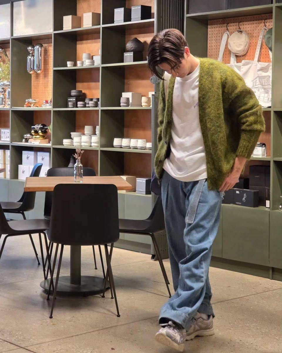 outfit Y2K style ala Tay Tawan (instagram.com/tawan_v)