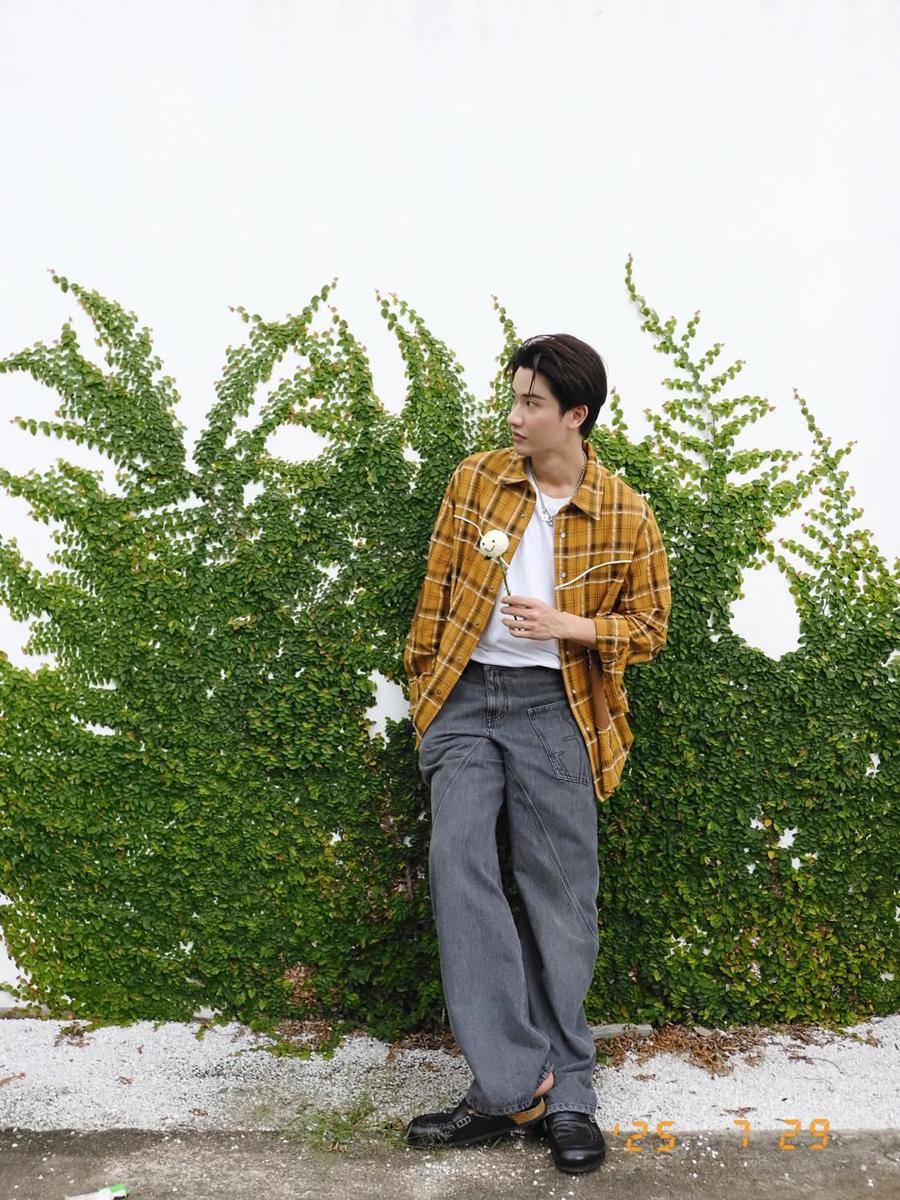 outfit Y2K style ala Tay Tawan (Instagram.com/tawan_v)