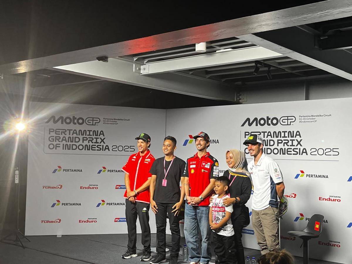Pembalap MotoGP foto bersama fans asal Indonesa. (IDN Times/Linggauni)