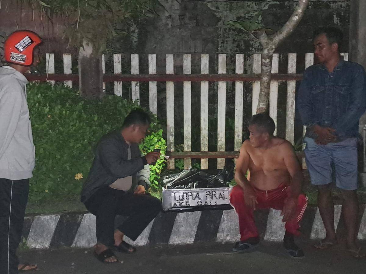 Polisi saat mencari keberadaan pedagang Lumpia asal Desa Bungbungan, I Wayan Budiarta yang dilaporkan hilang oleh keluarganya.