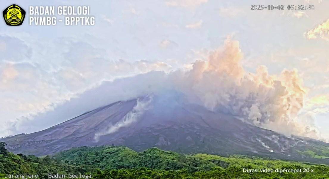 Gunung Merapi mengeluarkan awan panas guguran pada Kamis (2/10/2025) pukul 05.29 WIB.