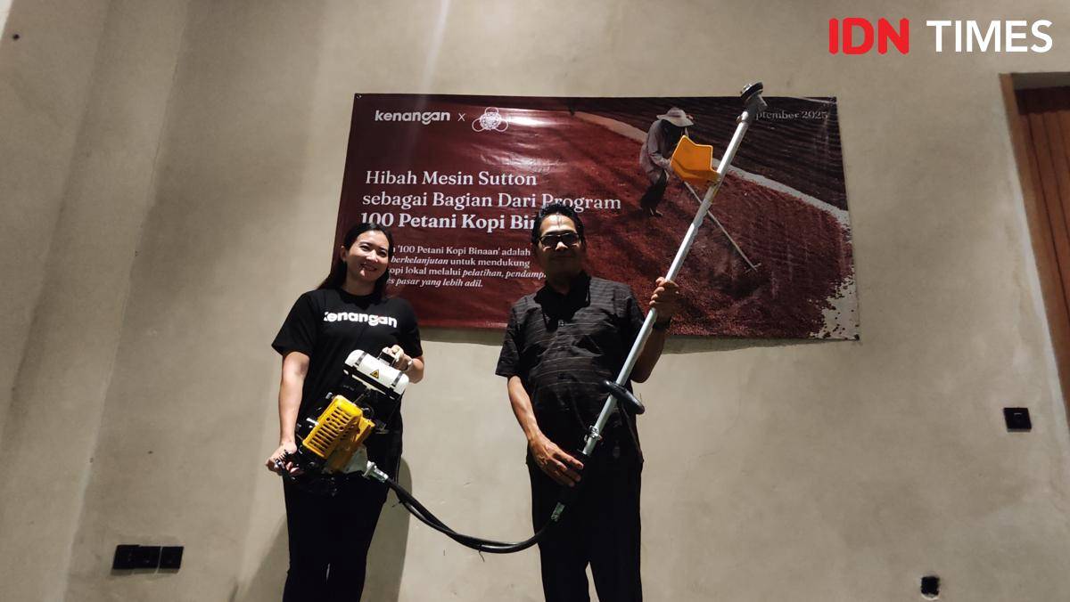 Senior Vice President Legal and Corporate Affairs Kenangan Brands, Inneke Lestari memberikan alat ke perwakilan petani (IDN Times/Yosafat Diva Bayu Wisesa)