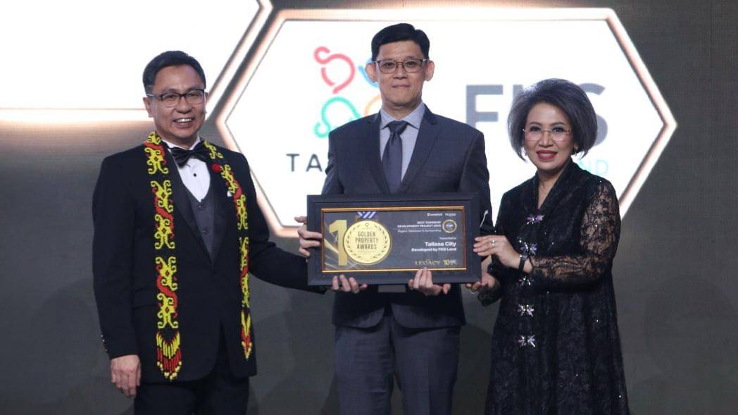 Copy of Bpk. Julius (CEO FKS Land) Menerima penghargaan GPA Best Township Development Project.jpg