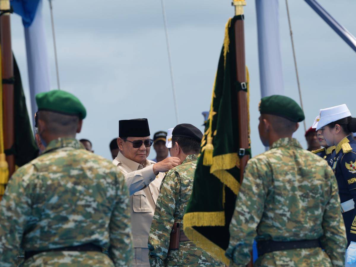 Presiden RI, Prabowo Subianto menganugerahkan tanda kehormatan kepada sejumlah satuan TNI dan memberikan kenaikan pangkat kehormatan kepada 11 perwira (dok. Tim Media Prabowo)