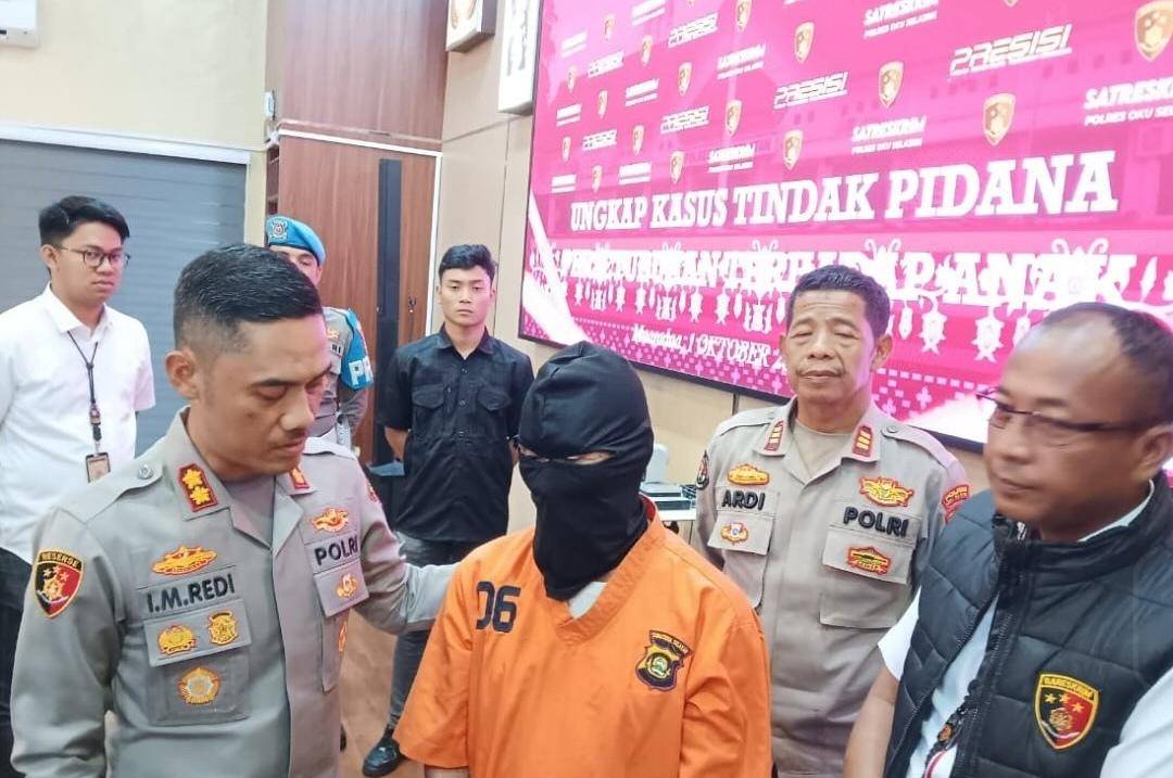 Pelaku pemerkosaan terhadap anak di bawah umur di OKU Selatan saat ditangkap polisi. (Dok. Polres OKU Selatan)