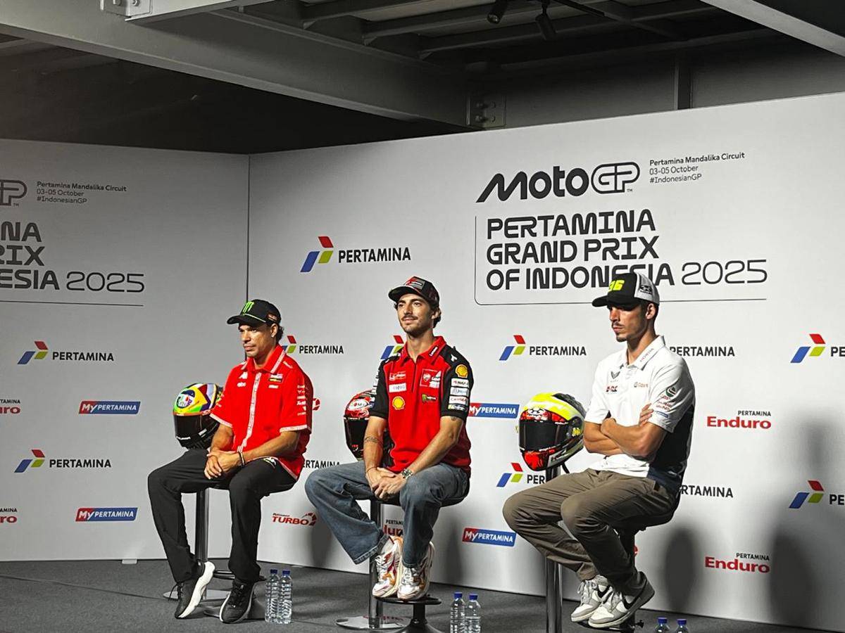 Franco Morbidelli, Francesco Bagnaia dan Joan Mir di Sirkuit Mandalika, Kamis (2/10/2025). (IDN Times/Linggauni)