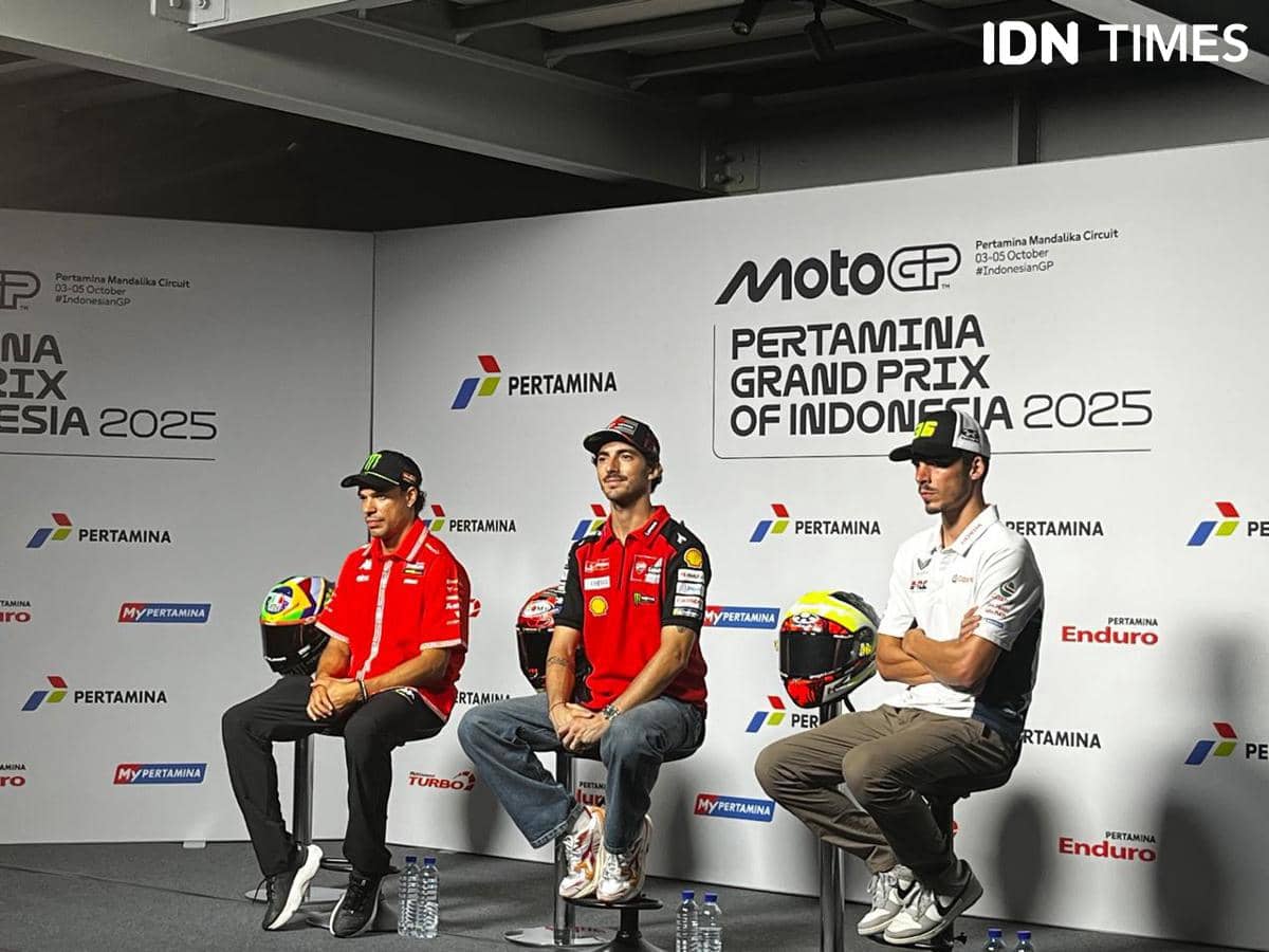 Franco Morbidelli, Francesco Bagnaia dan Joan Mir di Sirkuit Mandalika, Kamis (2/10/2025). (IDN Times/Linggauni)