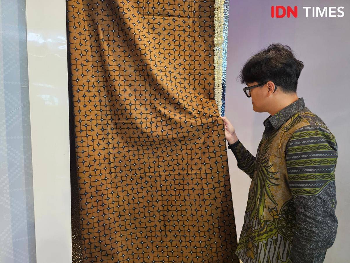 Penumpang di Bandara Soekarno-Hatta diajari membatik dalam Hari Batik Nasional 2025