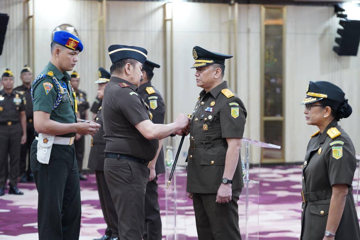 Jaksa Agung ST Burhanuddin resmi melantik Hendro Dewanto menjadi Jaksa Agung Muda Pembinaan (Jambin) (Dok. Kejagung)