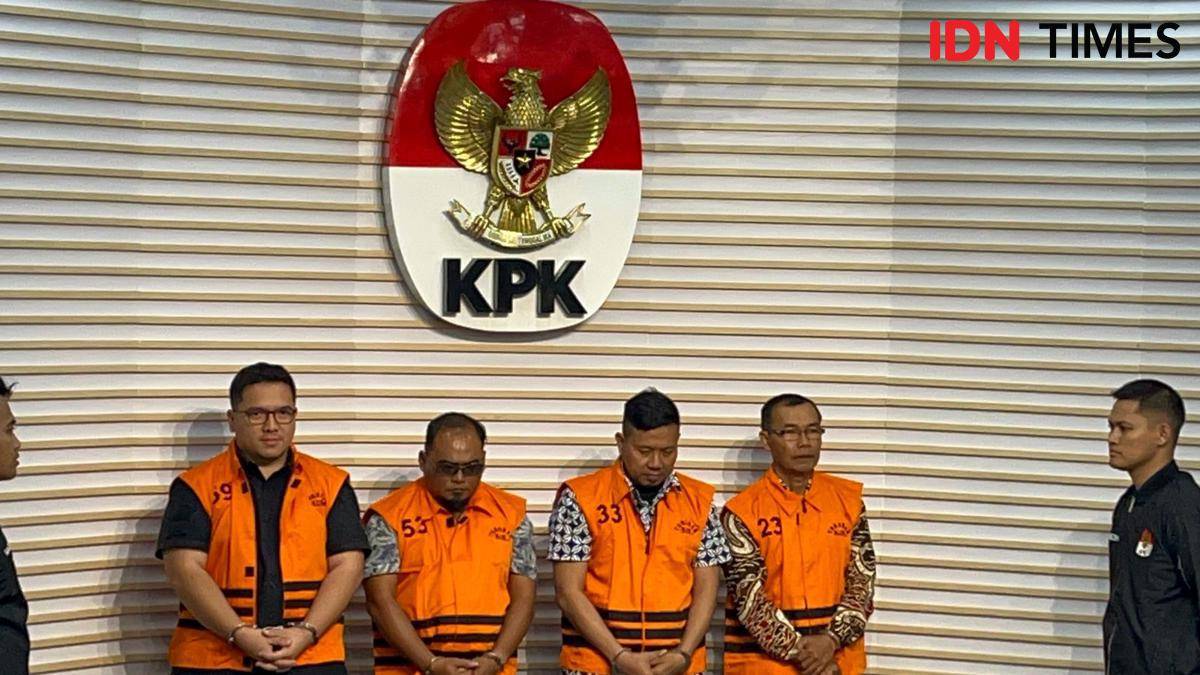KPK menahan Anggota DPRD Jawa Timur dari Fraksi PDI Perjuangan, Hasanuddin.  (IDN Times/Aryodamar)