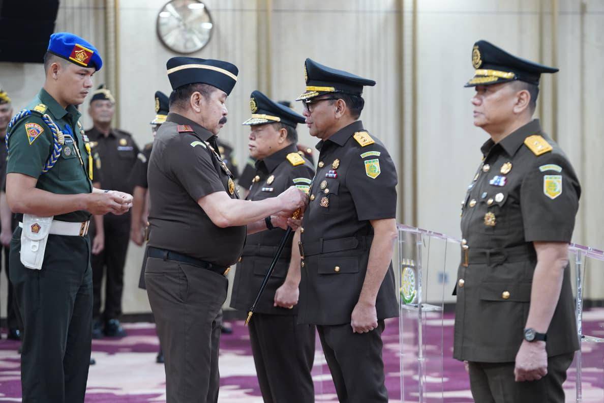 Jaksa Agung ST Burhanuddin resmi melantik Hendro Dewanto menjadi Jaksa Agung Muda Pembinaan (Jambin) (Dok. Kejagung)