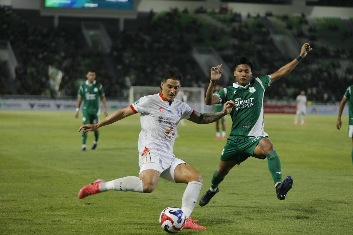 Duel PSMS kontra Sumsel United di Stadion Utama Sumut, Minggu (28/9/2025) (IDN Times/Doni Hermawan)
