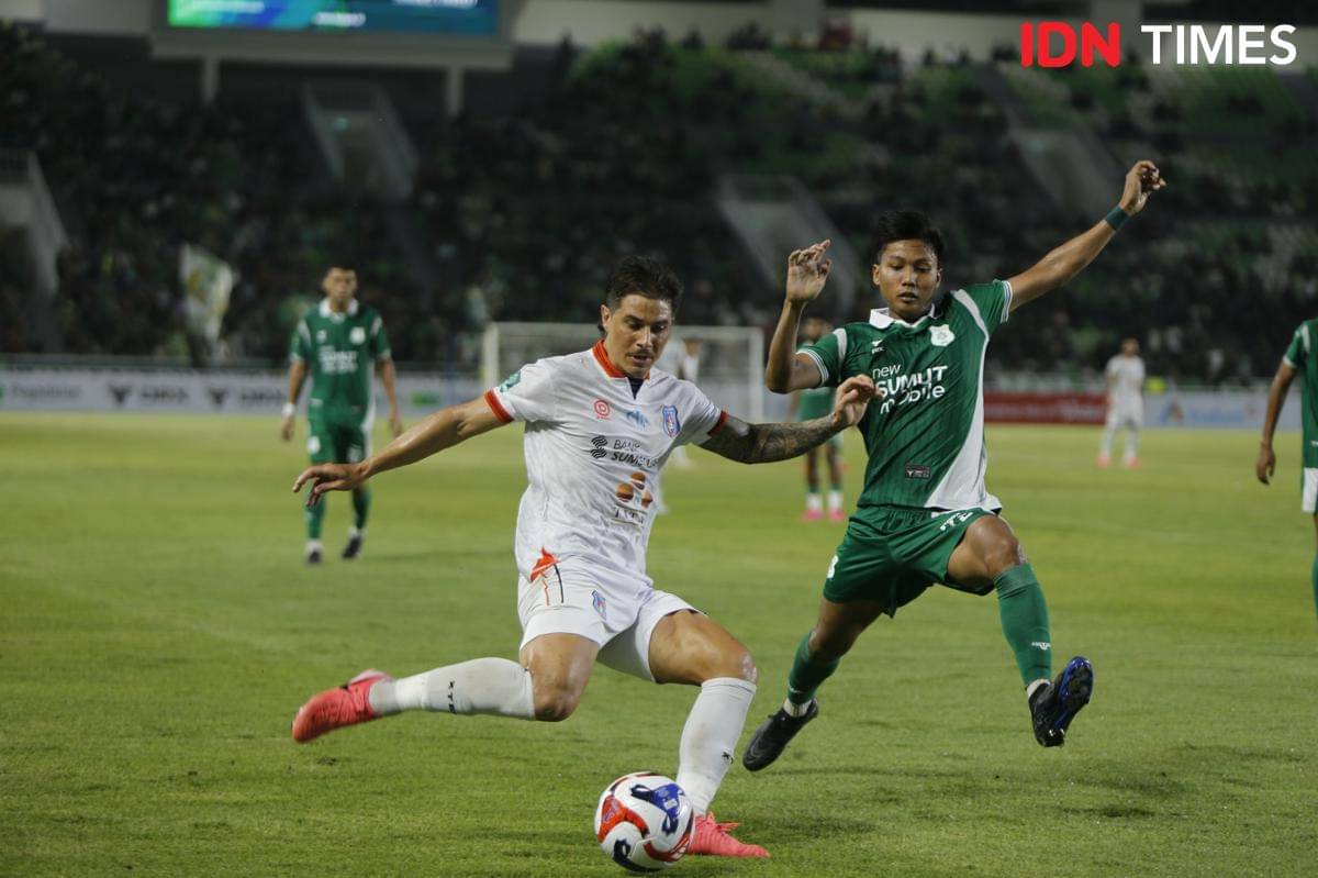 Duel PSMS kontra Sumsel United di Stadion Utama Sumut, Minggu (28/9/2025) (IDN Times/Doni Hermawan)