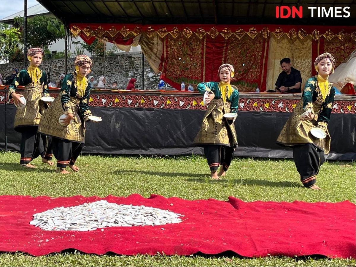 Tari piring di Desa Wisata Kubu Gadang, Padang Panjang, Sumatra Barat