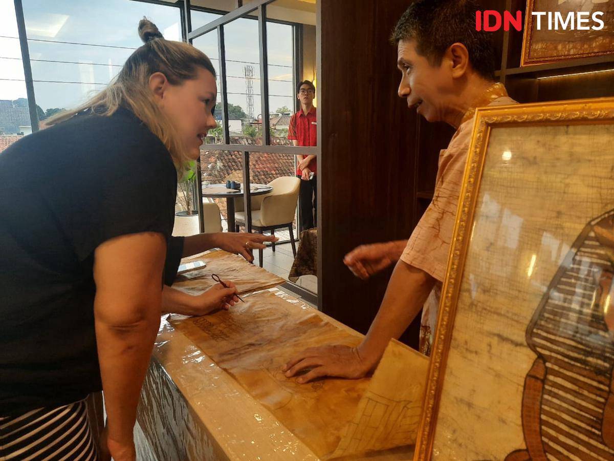 Demonstrasi salah satu proses batik paku. 