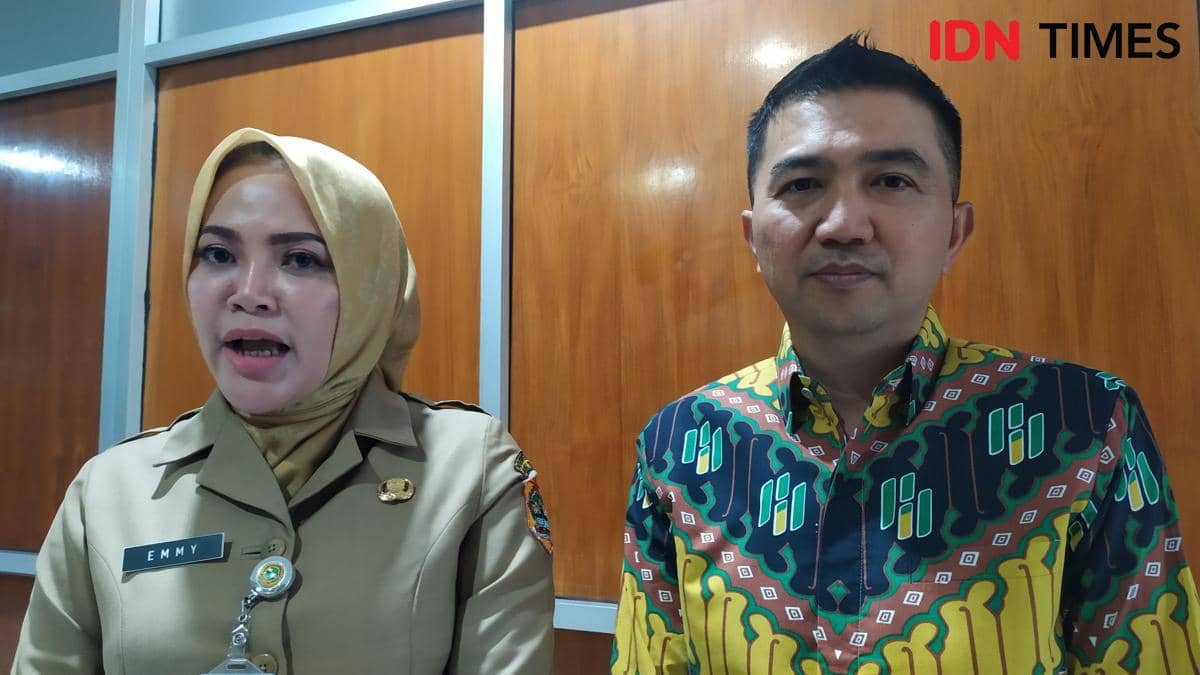Kepala Disperindag Jateng Julie Emmylia bersama Ketua Hipka Jateng Asrar saat menjelaskan tantangan yang dihadapi saat ada penggenaan tarif baru di AS. (IDN Times/Fariz Fardianto)