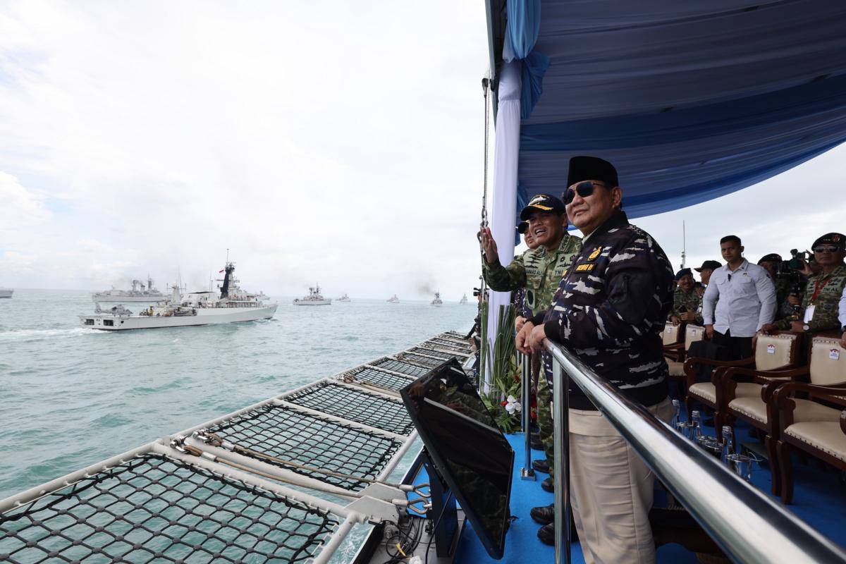 Presiden RI Prabowo Subianto menyaksikan langsung sailing pass atau parade kapal perang TNI Angkatan Laut di Teluk Jakarta, Kamis (2/10/2025) (dok. Tim Media Prabowo)