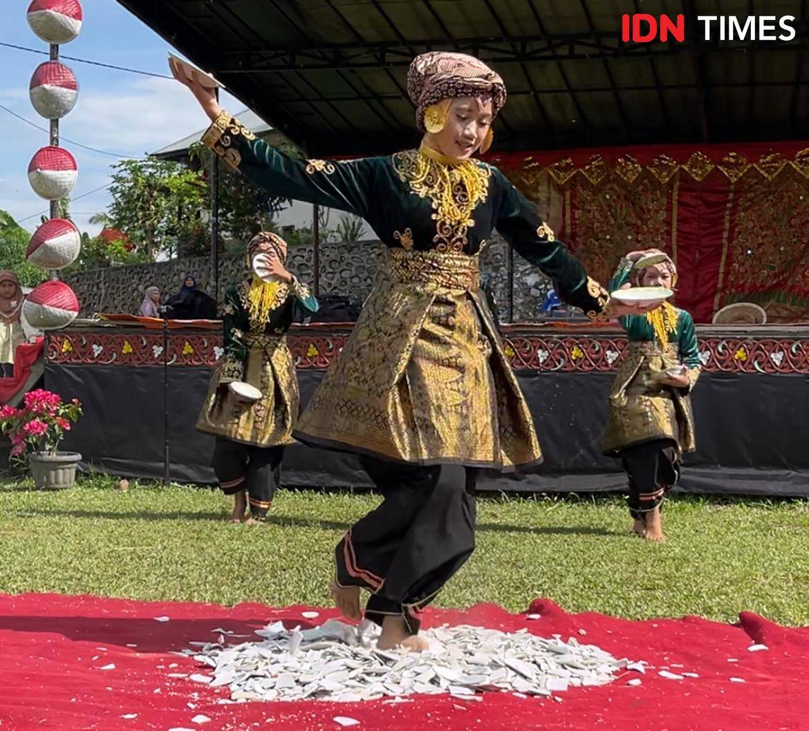 Tari piring di Desa Wisata Kubu Gadang, Padang Panjang, Sumatra Barat