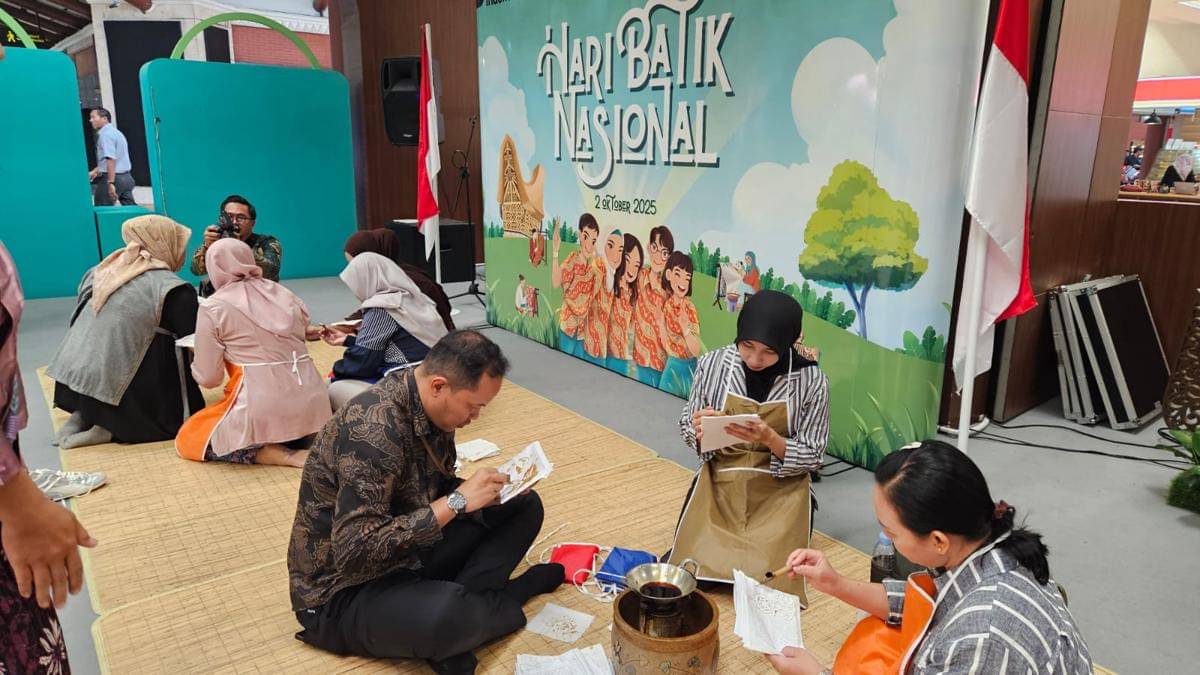 Penumpang di Bandara Soekarno-Hatta diajari membatik dalam Hari Batik Nasional 2025