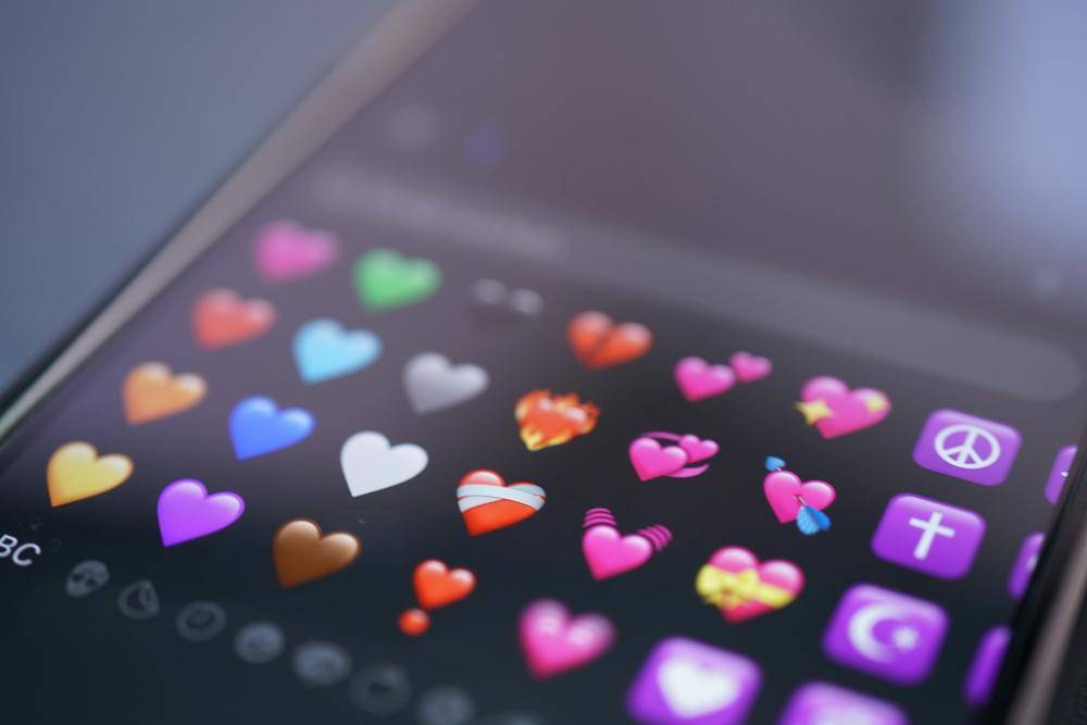 Arti emoji love hitam
