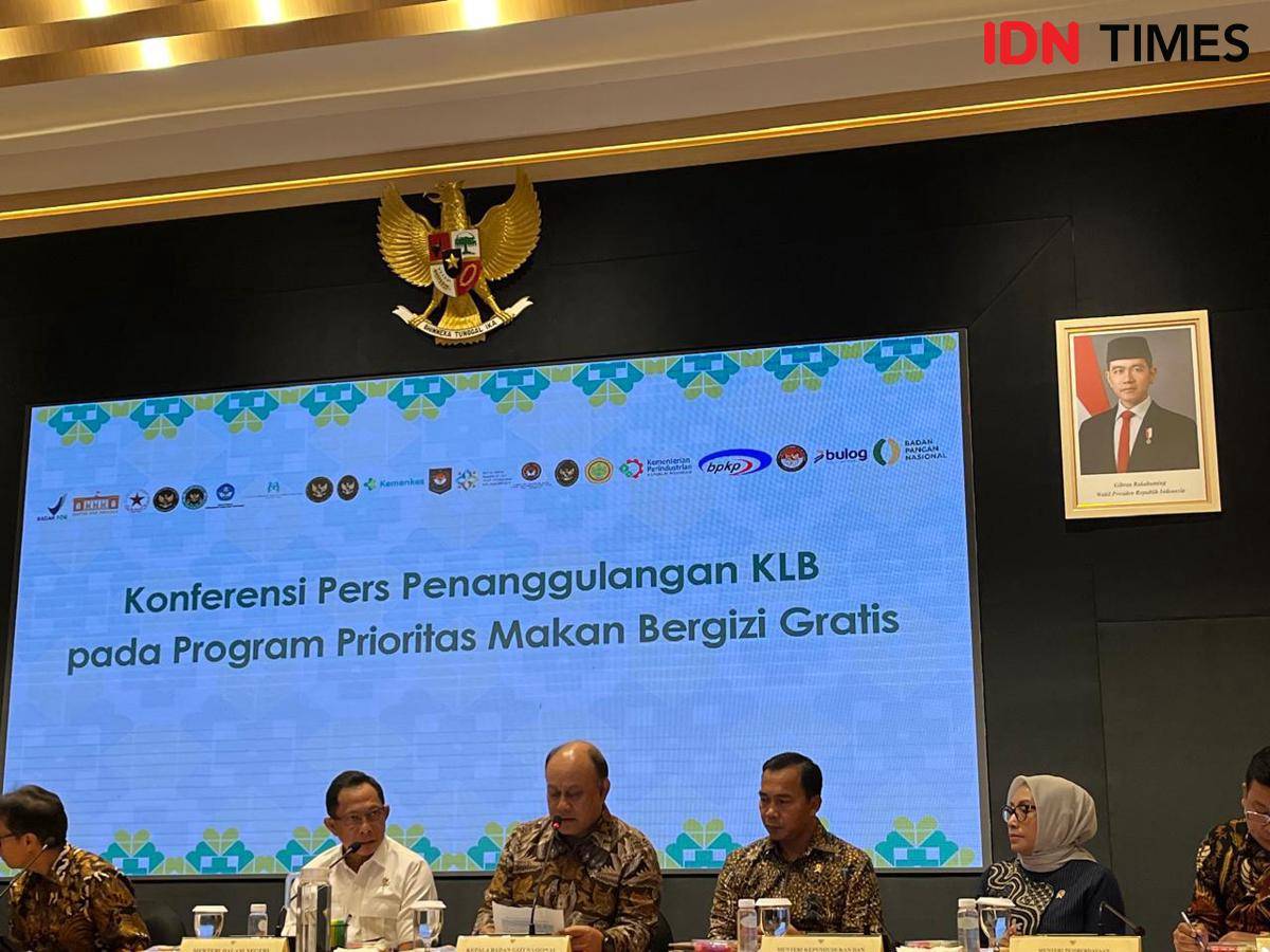 Konferensi Pers Bersama sebagai Tindak Lanjut Penanggulangan KLB Program Prioritas Makan Bergizi Gratis. (IDN Times/Triyan). 