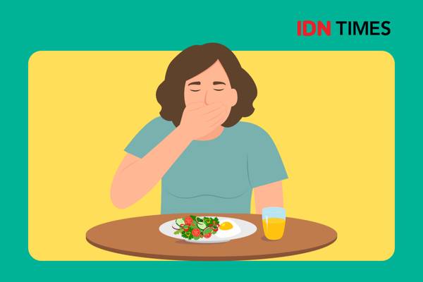 Seorang perempuan menutup mulut, mual, akibat keracunan makanan.