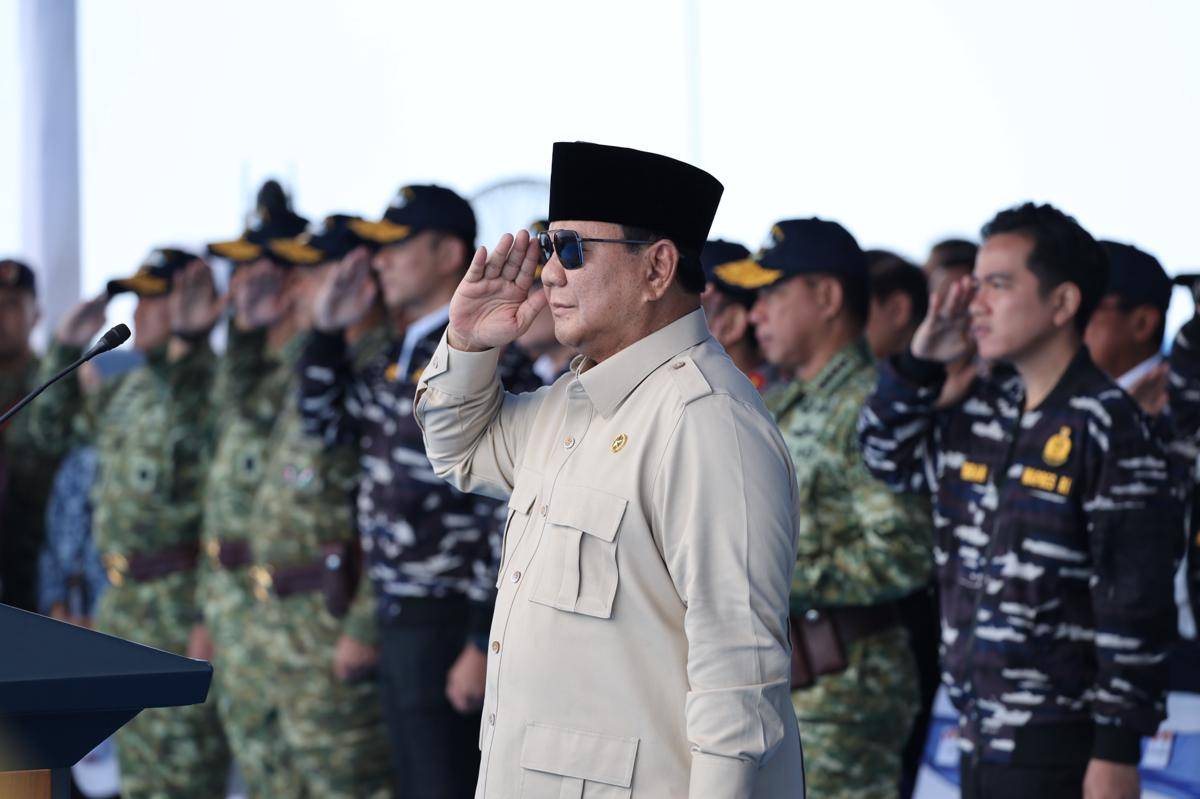 Presiden RI Prabowo Subianto menyaksikan langsung sailing pass atau parade kapal perang TNI Angkatan Laut di Teluk Jakarta, Kamis (2/10/2025) (dok. Tim Media Prabowo)