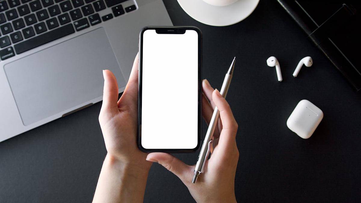 ilustrasi smartphone untuk bekerja 
