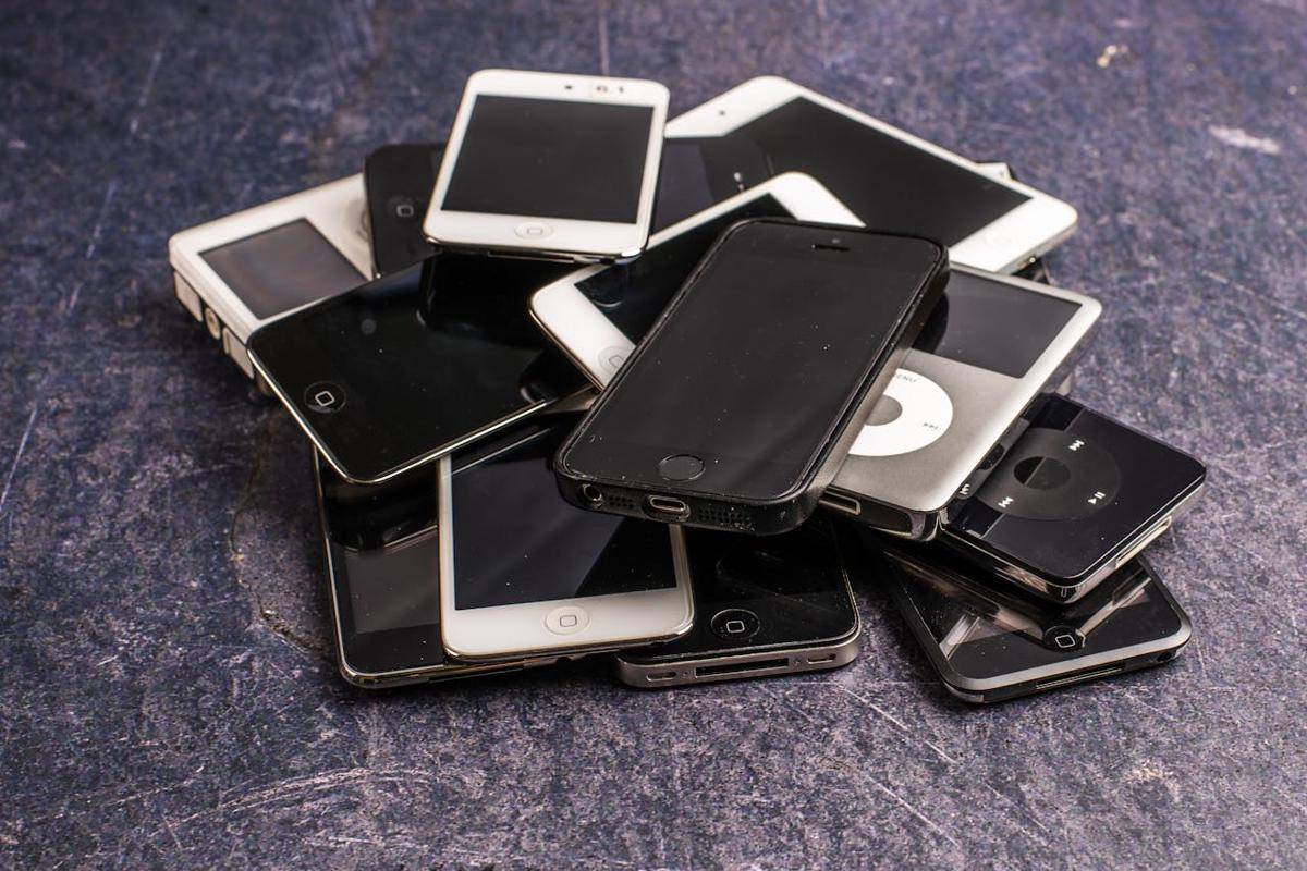 ilustrasi tumpukan smartphone 