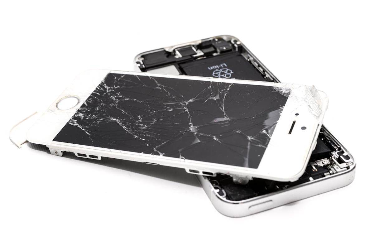ilustrasi smartphone rusak 