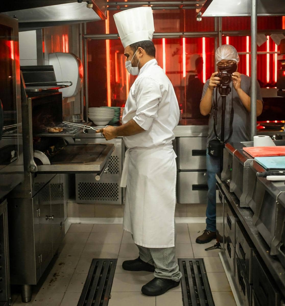 ilustrasi chef yang memakai safety shoes (pexels.com/Nick Souza)