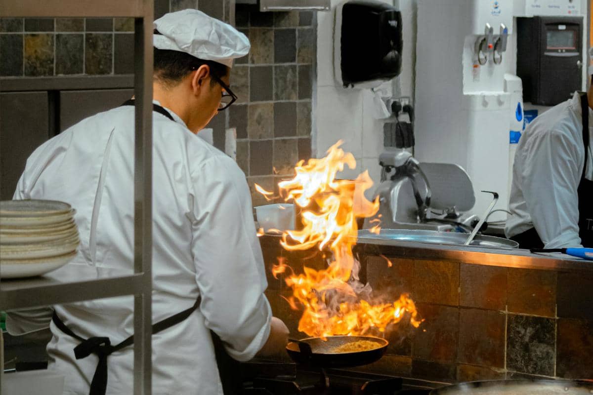 ilustrasi seragam putih yang umum dipakai oleh juru masak di kitchen hotel (pexels.com/SAAD EMRIS)