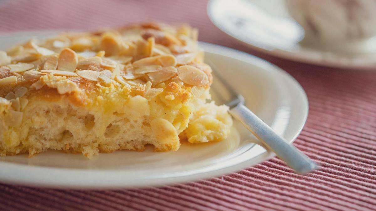 ilustrasi almond coconut egg cake