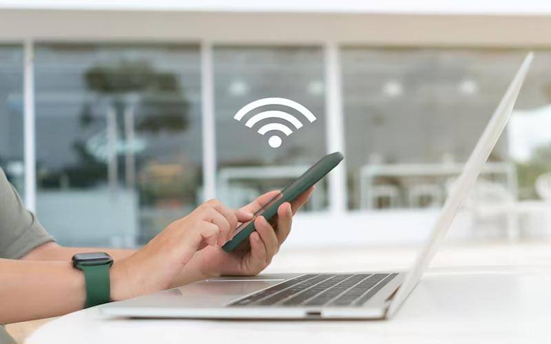 ilustrasi pengguna menghubungkan hotspot HP ke laptop 