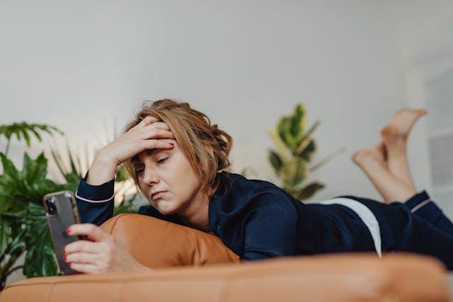 Ilustrasi wanita merasa cemas (Pexels.com/Photo By: Kaboompics.com)