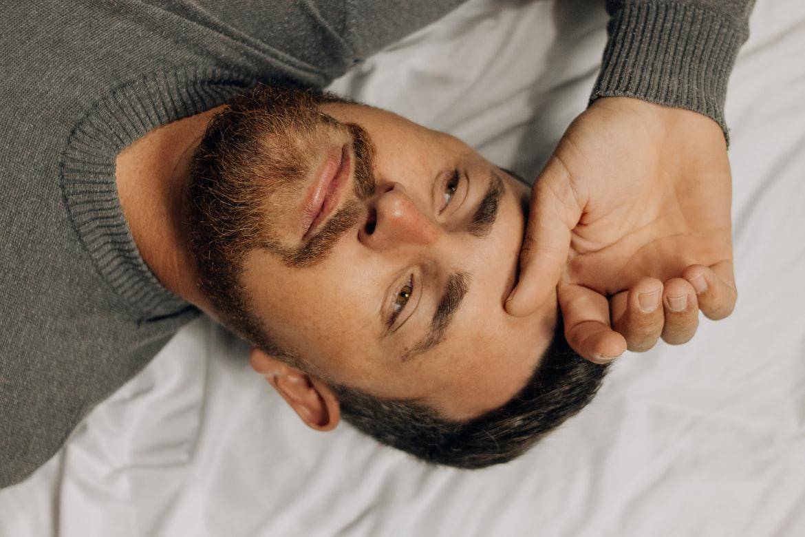 ilustrasi pria bangun tidur (unsplash.com/Juliane Monari) 
