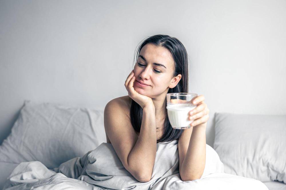 Potret orang sedang minum susu 