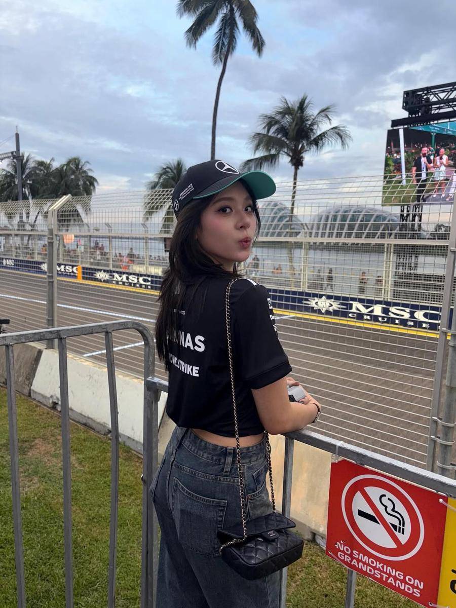 Zee nonton F1 Singapura (instagram.com/zeeasadel)