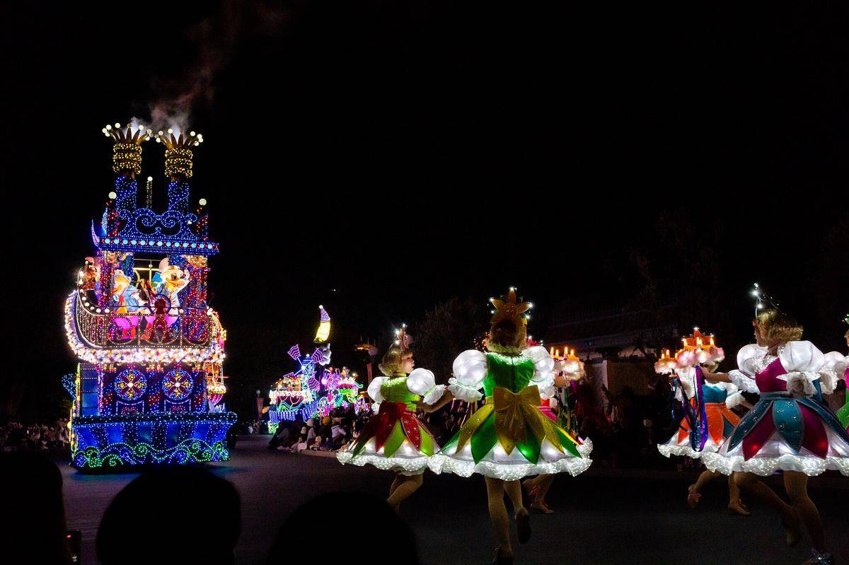 ilustrasi parade di Tokyo Disneyland (commons.wikimedia.org/Dick Thomas Johnson from Tokyo)