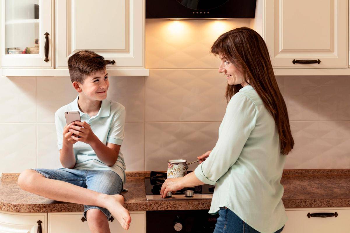 Ilustrasi anak bermain handphone